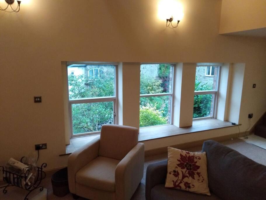 Upside Down In Settle. Stylish, And Cosy Holiday home *
